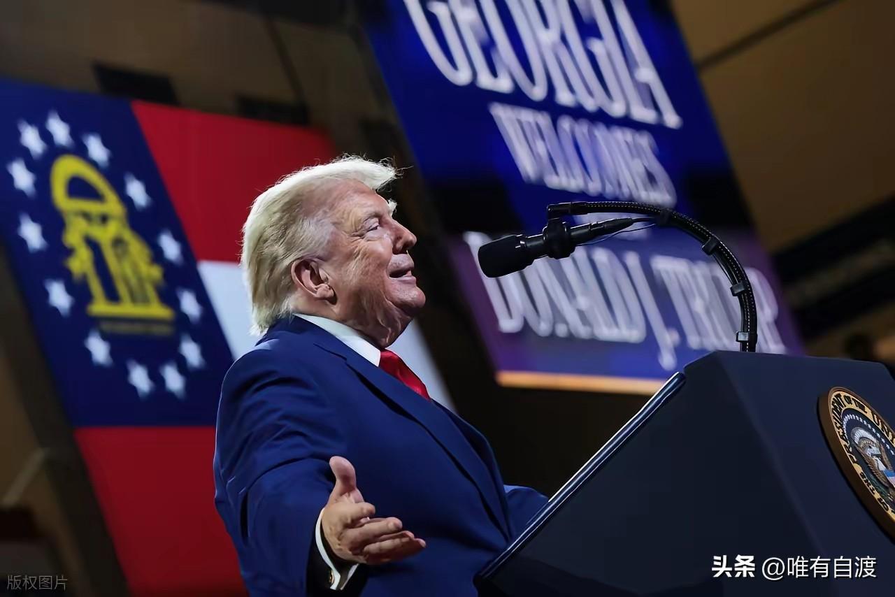 特朗普的确该退位了，一来他年龄太大了，不服老是不行的。
二来他上任后胡来，没啥章