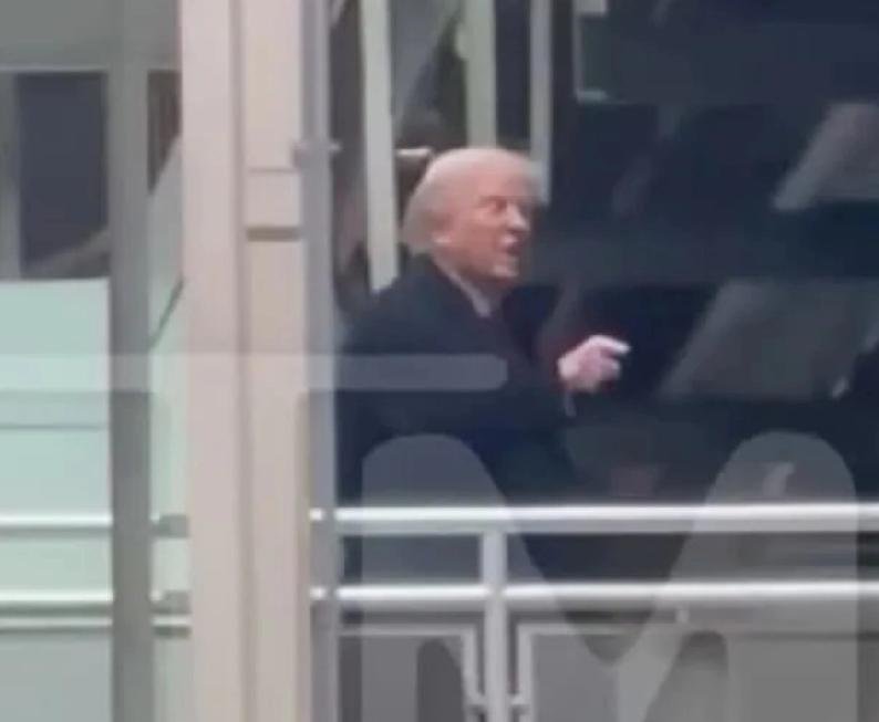 【你怎么看特朗普在密歇根州一家汽车工厂参观期间，对一名批评其处理爱泼斯坦争议的工