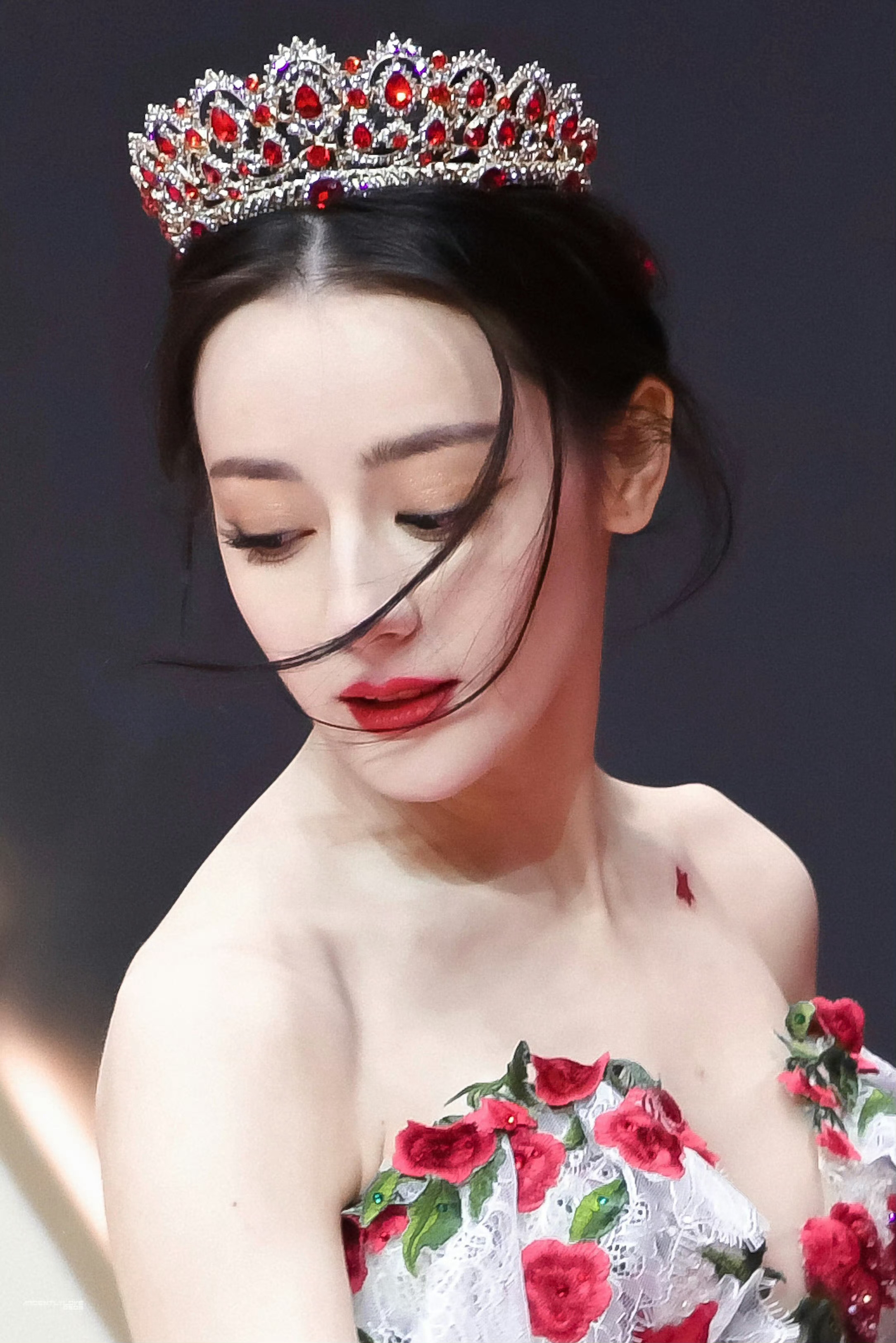 粉丝穿玫瑰庄园去见迪丽热巴了热爱永远都是双向奔赴的 ​​​