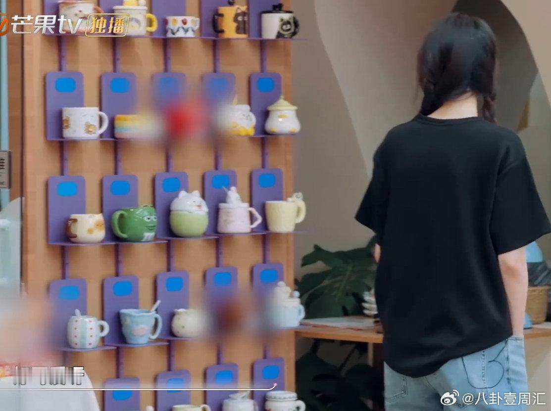 宋茜一个人就是一个节目宋茜在《我们的宿舍》一进门就开启 “自说自话” 模式，碎碎