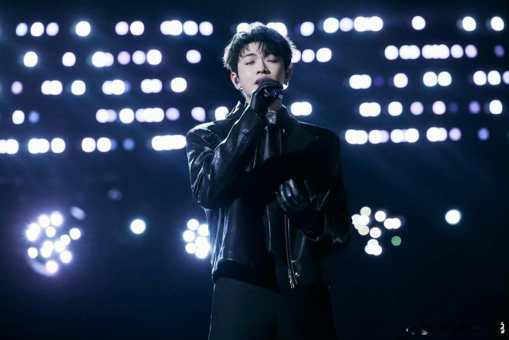 颜人中在声生不息把话筒扔了颜人中你是懂舞台氛围感的！扔话筒这一下，直接把场子热起