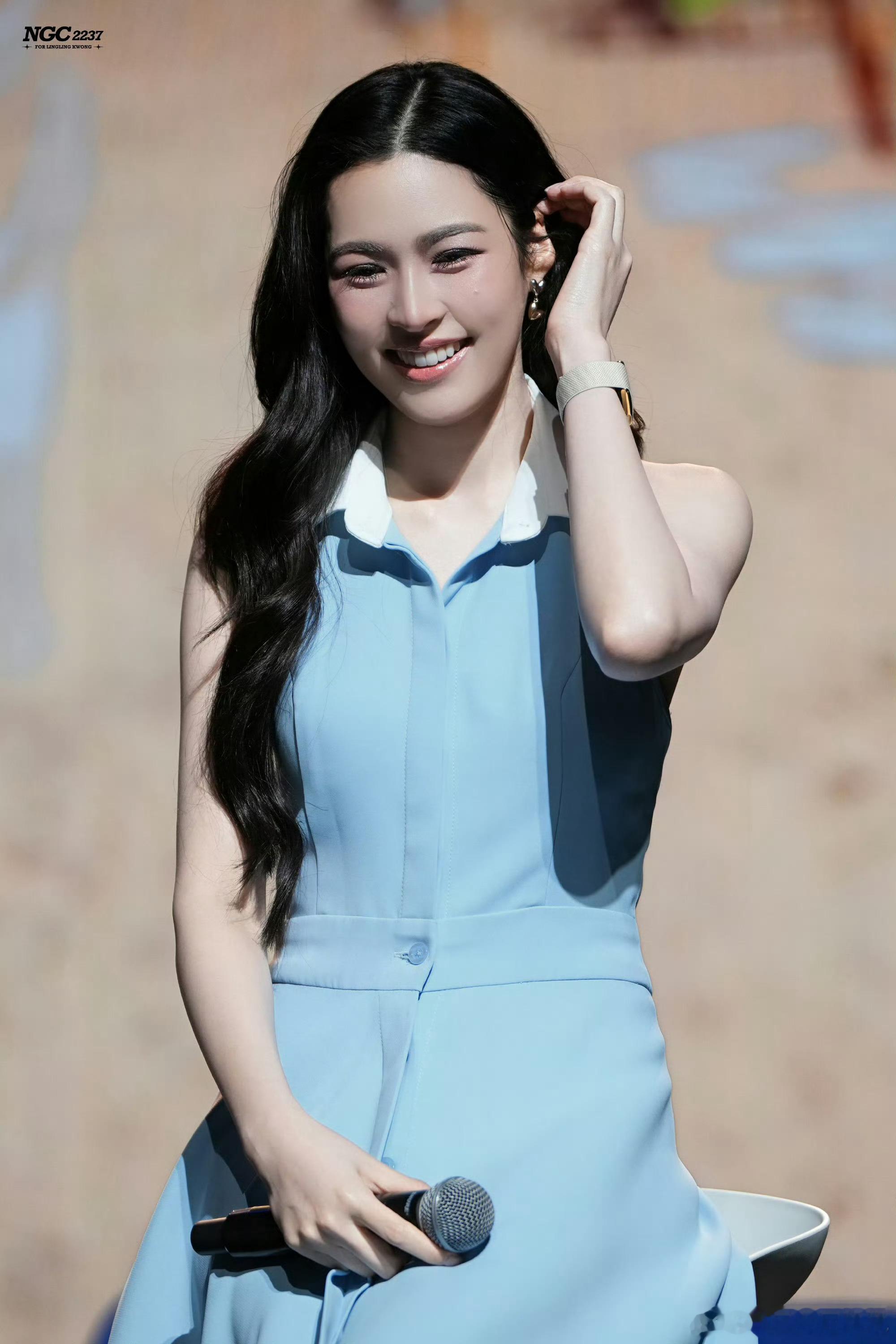 邝玲玲今天线下拍卖活动，浅蓝色连衣裙好温柔好清新🍀 