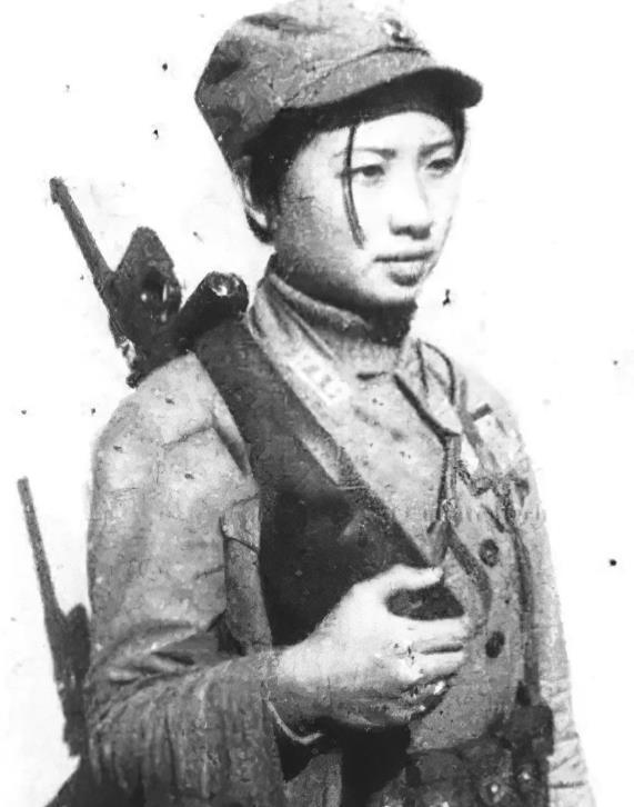 1941年9月，一个中国女兵被7名日本鬼子团团围住，正当日本人脱裤子欲行不轨时，