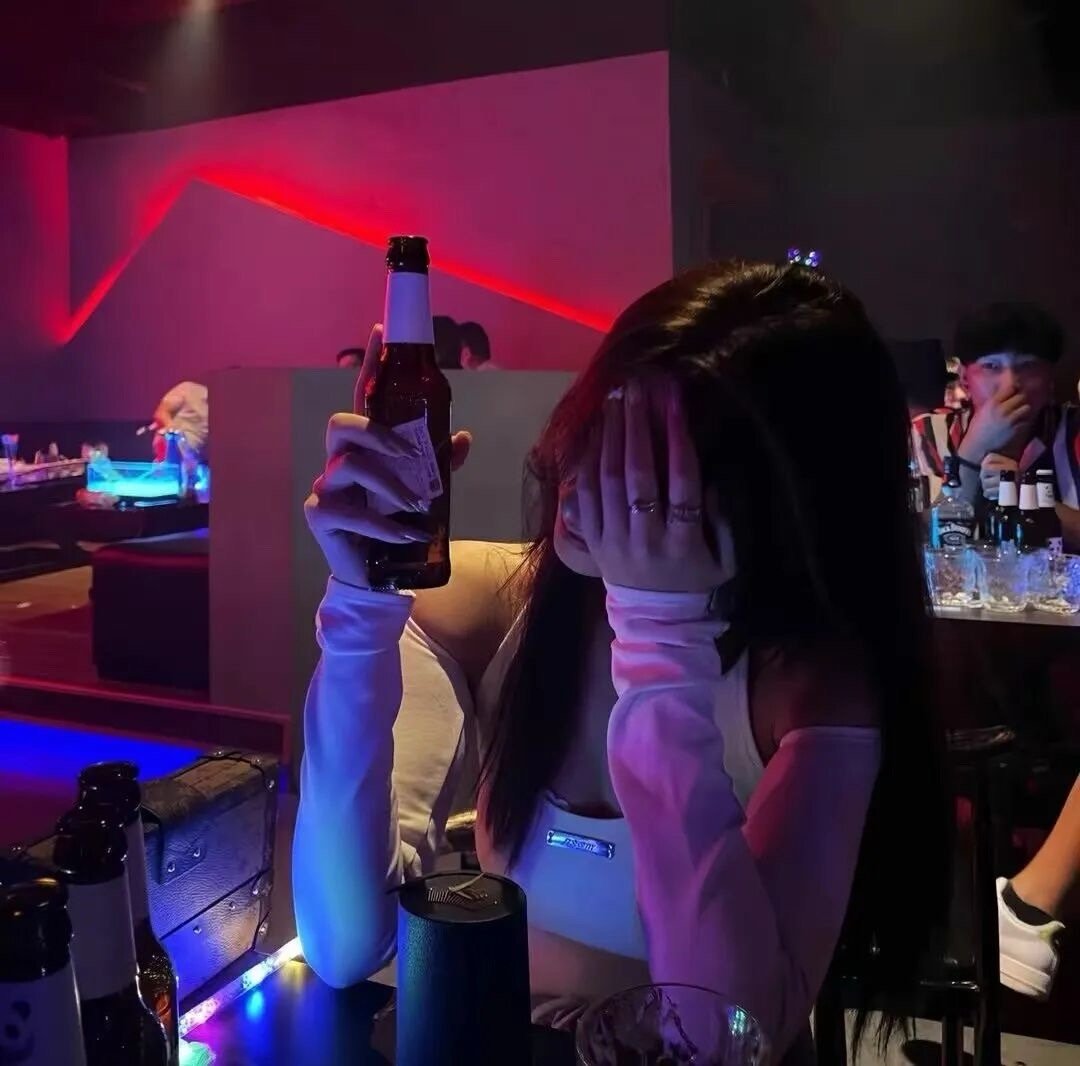 你和她官宣视频底下的文案中 也写下了我们曾经一起承诺的誓言 ​​​