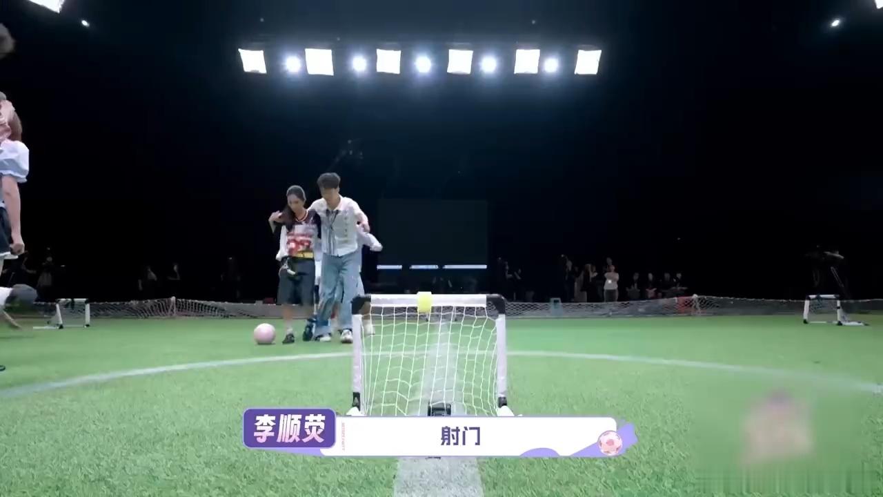 张月王濛对抗路来的做王濛踢球人形挂件张月武艺共情了节目这段笑到停不下来，王濛妥妥