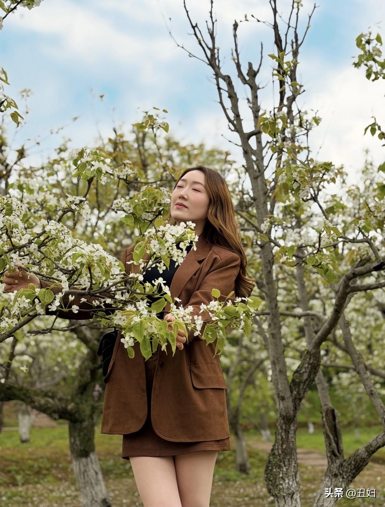 什么是真正的女性美?情绪稳定就是高级美。有的女生五官精致，可遇事就炸毛，再好看也