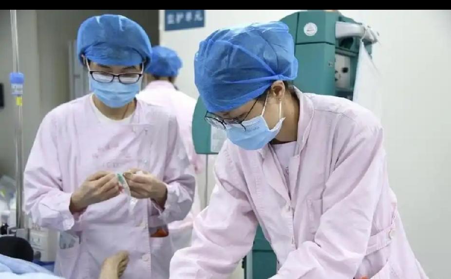 总有人问，死亡可怕吗？
他是一个人来就诊的，穿的邋里邋遢的，身上还有酒味，己经是