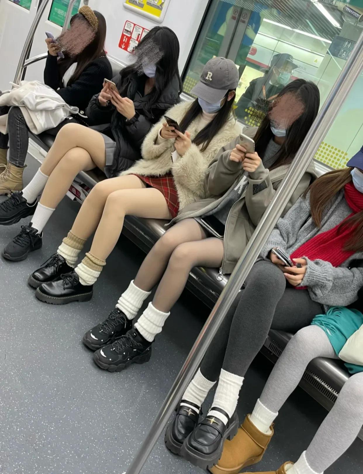 谁能解释今年女生的这种现象。。。

近来，我注意到一个趋势：越来越多的女性偏爱起