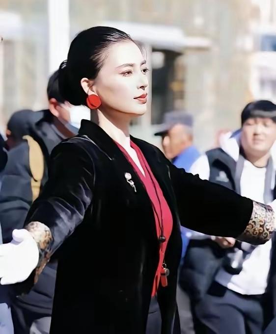 这回算是见识了啥叫“老天爷赏饭吃”。2月21日，陕西榆林那个扭秧歌的领队高梦瑶，