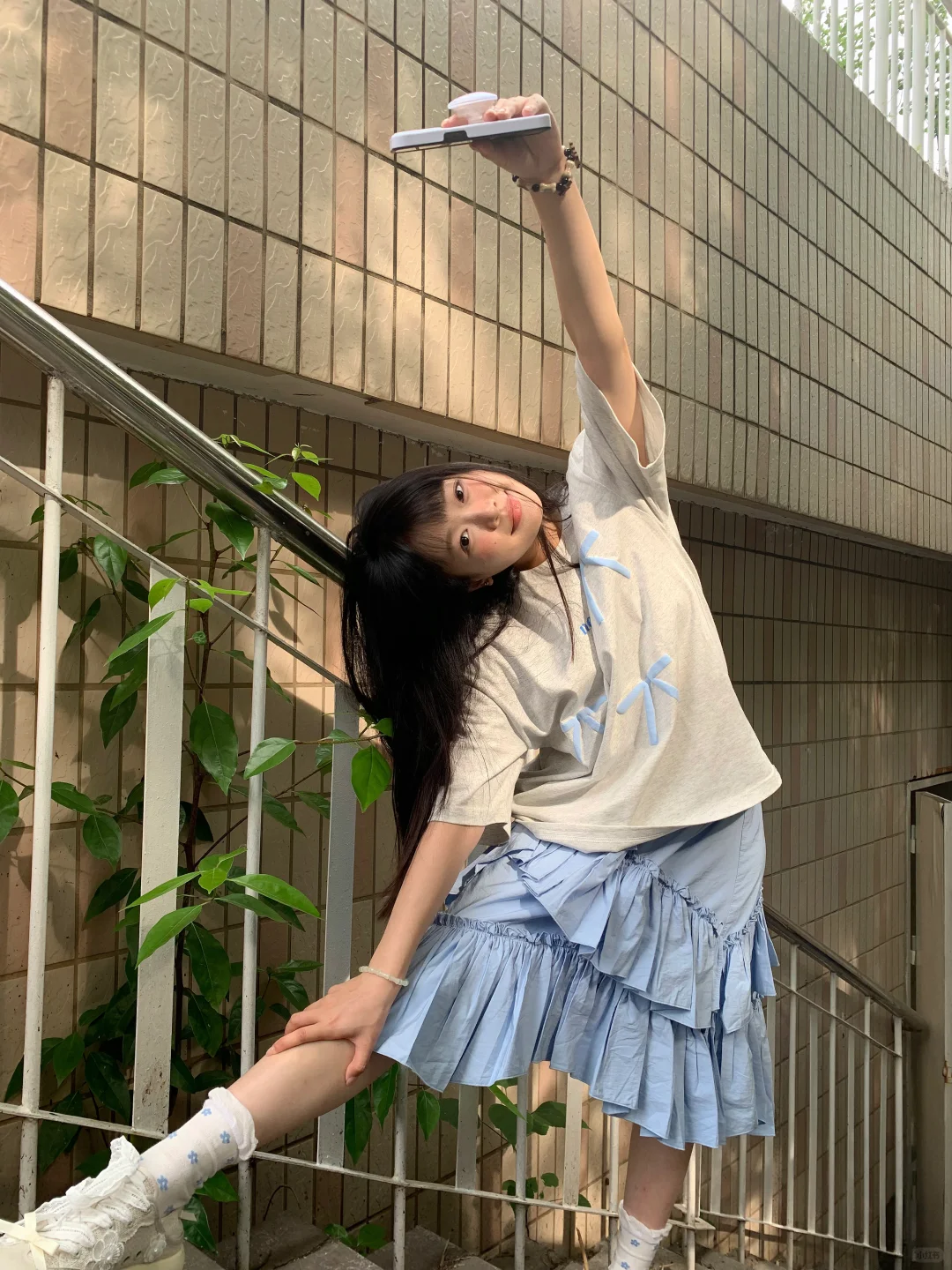 攒点元气少女的拍照动作੭ᐕ)੭*⁾⁾