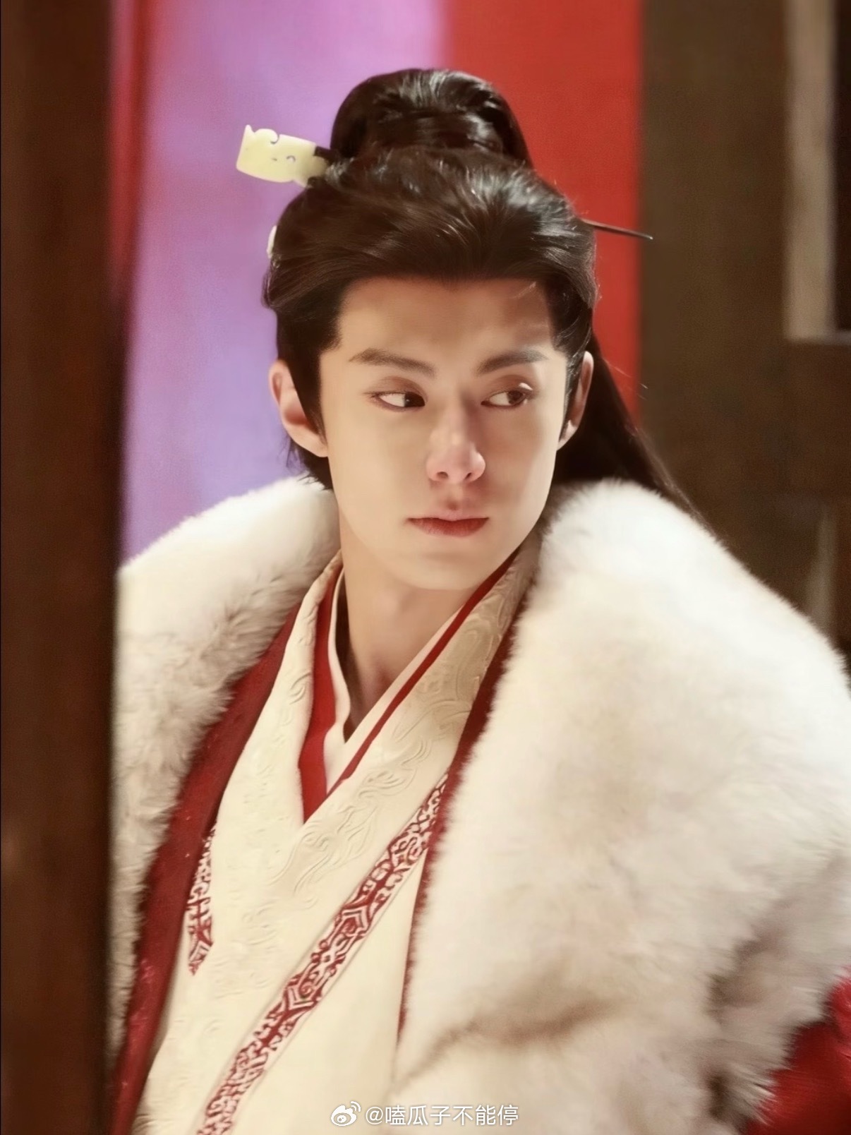 王鹤棣新剧雪景红衣俊俏的脸，氛围感拉满