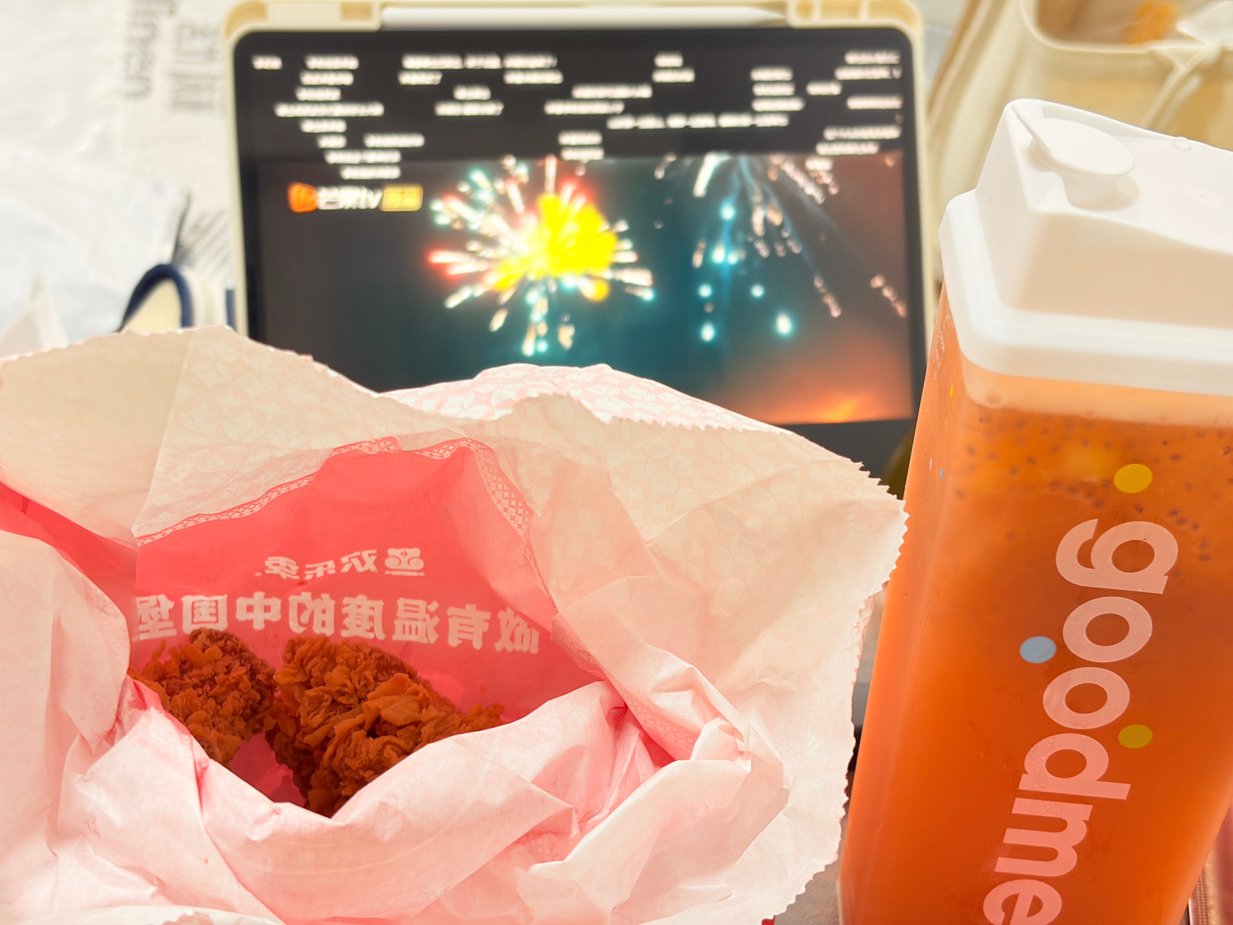 今天大吃大喝的理由是要看耀眼为一部剧搭配垃圾食品是我对这部剧最崇高的敬意