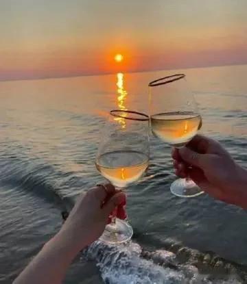 #上联:酒里千秋梦，下联:请高手对#
醉酒解千愁。