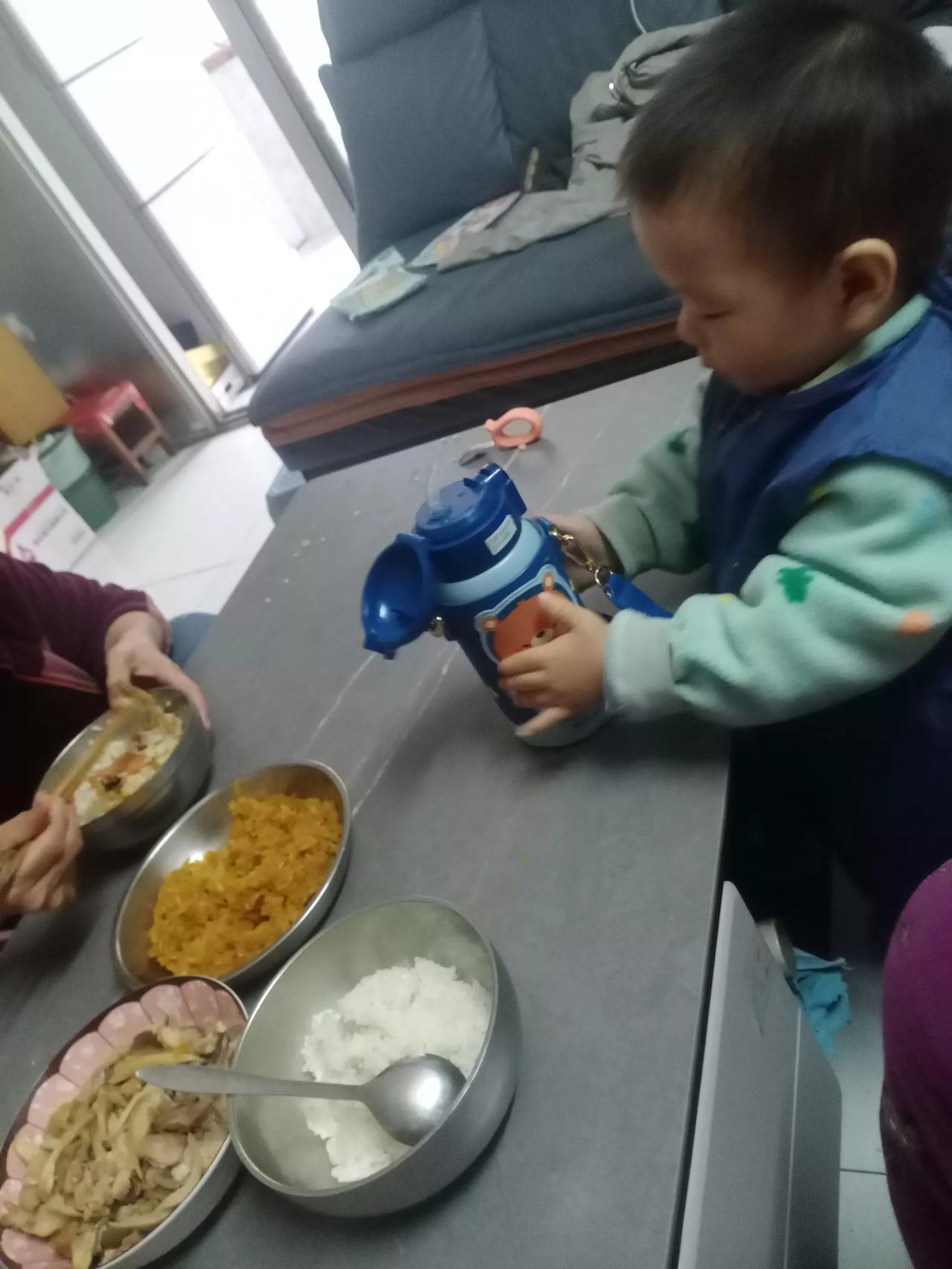 有一个小孩叫赫赫，大名鼎鼎是一诺。[呲牙]