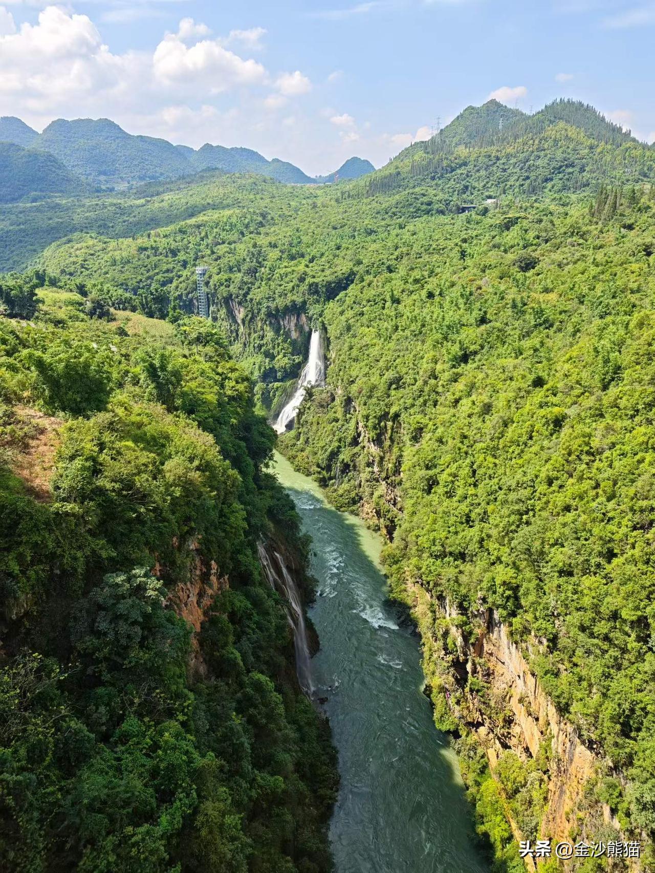 马岭河大峡谷，坠入大地伤痕里的体验🌿
不是普通的峡谷，是地缝嶂谷，往下走到谷底