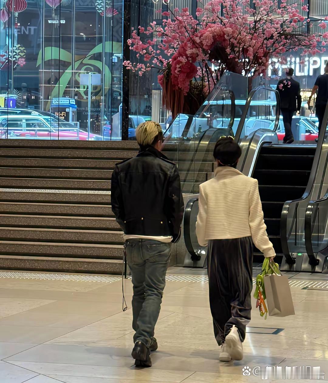 谢霆锋初八陪妈妈逛街，还挺孝顺的！ 