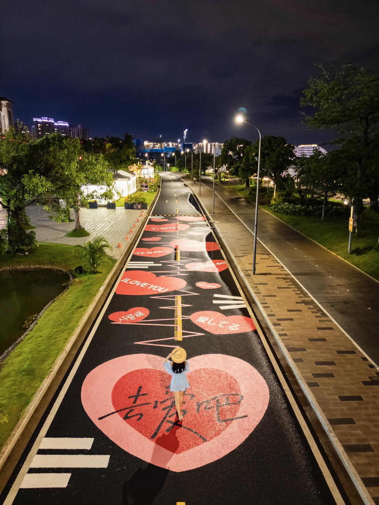 “吹海风、追日落、逛夜市，海口的傍晚美疯了‼️”本地人私藏的落日夜游浪漫骑行路线