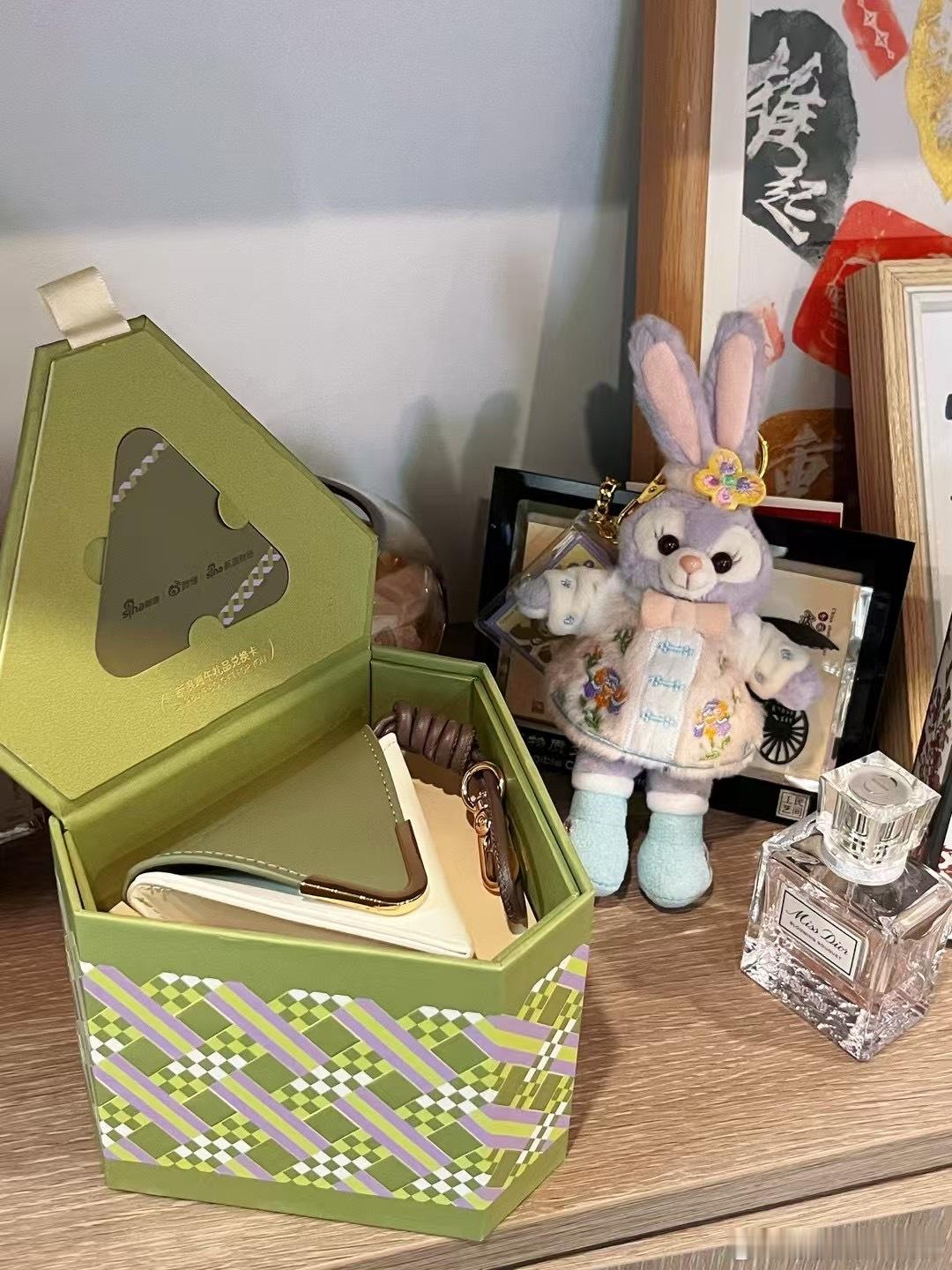 新浪送来的端午礼品[哇]好赞！是一个粽子挂饰和在商品清单里任选一样兑换[偷笑]咖