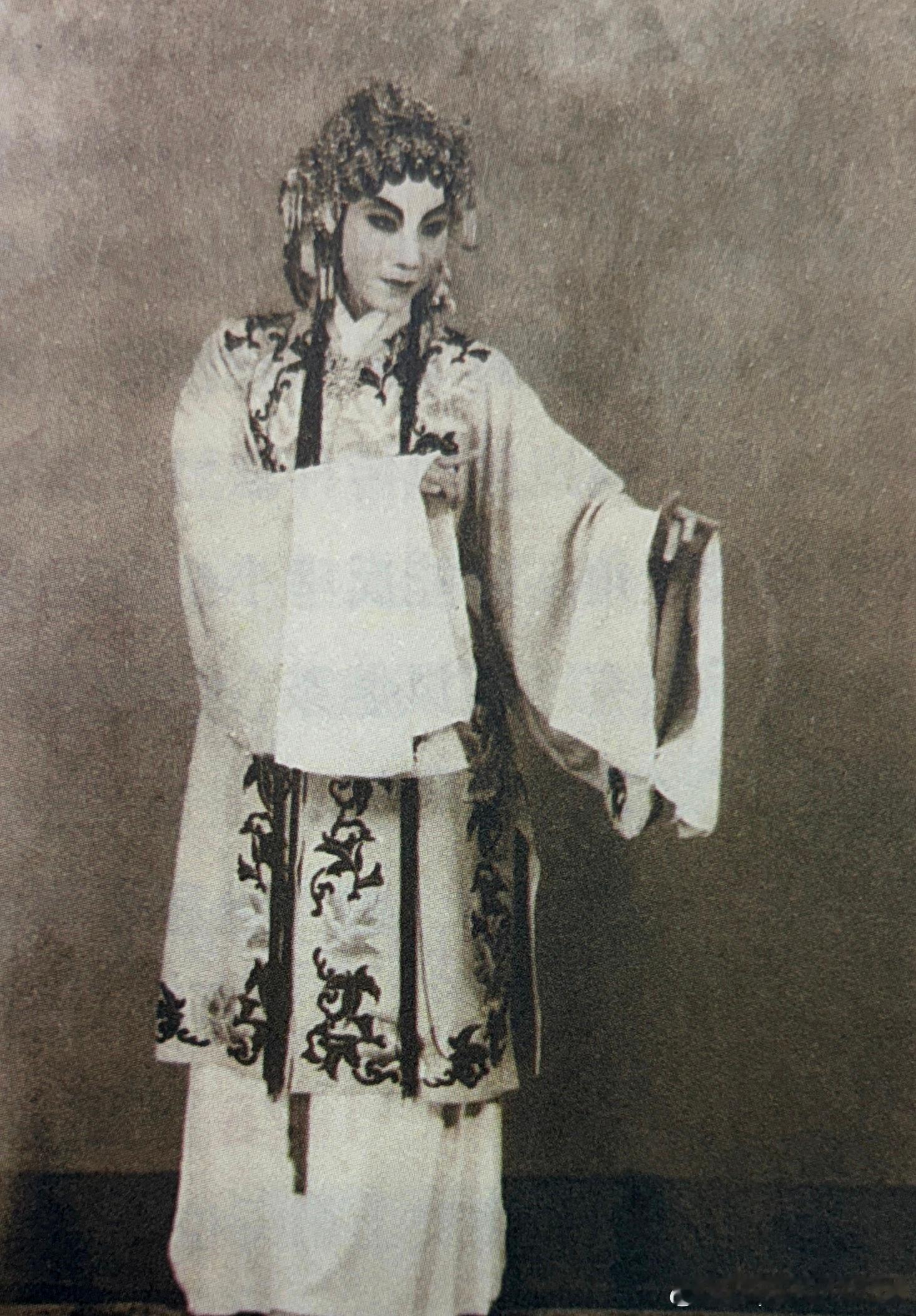 1933年王杏花1917.2-1999.10）在《碧玉簪》中饰演李秀英，她是越剧