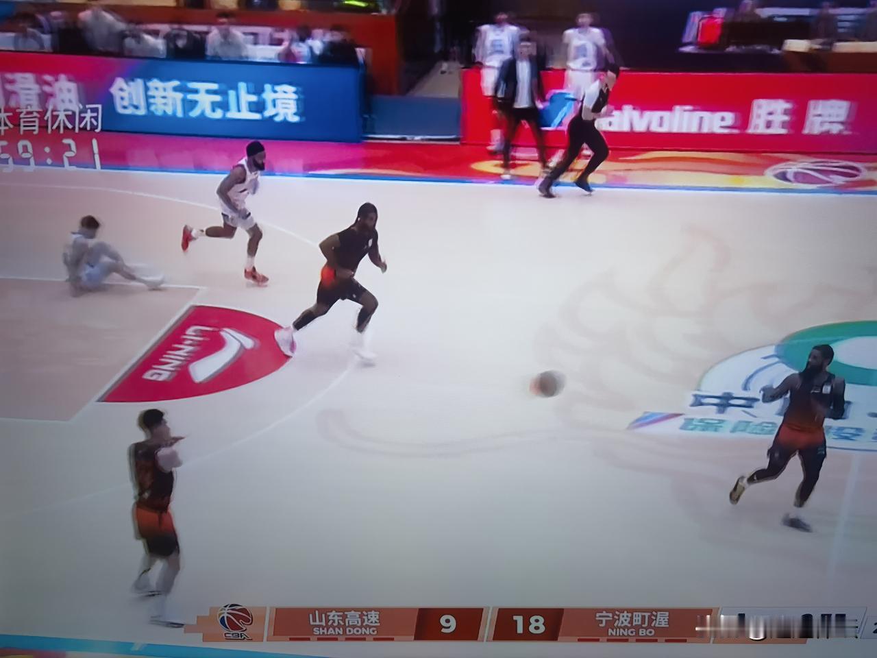 山东高速男篮面对宁波打出了最差开局！前4分钟1分未得，第一节快结束，9：18落后