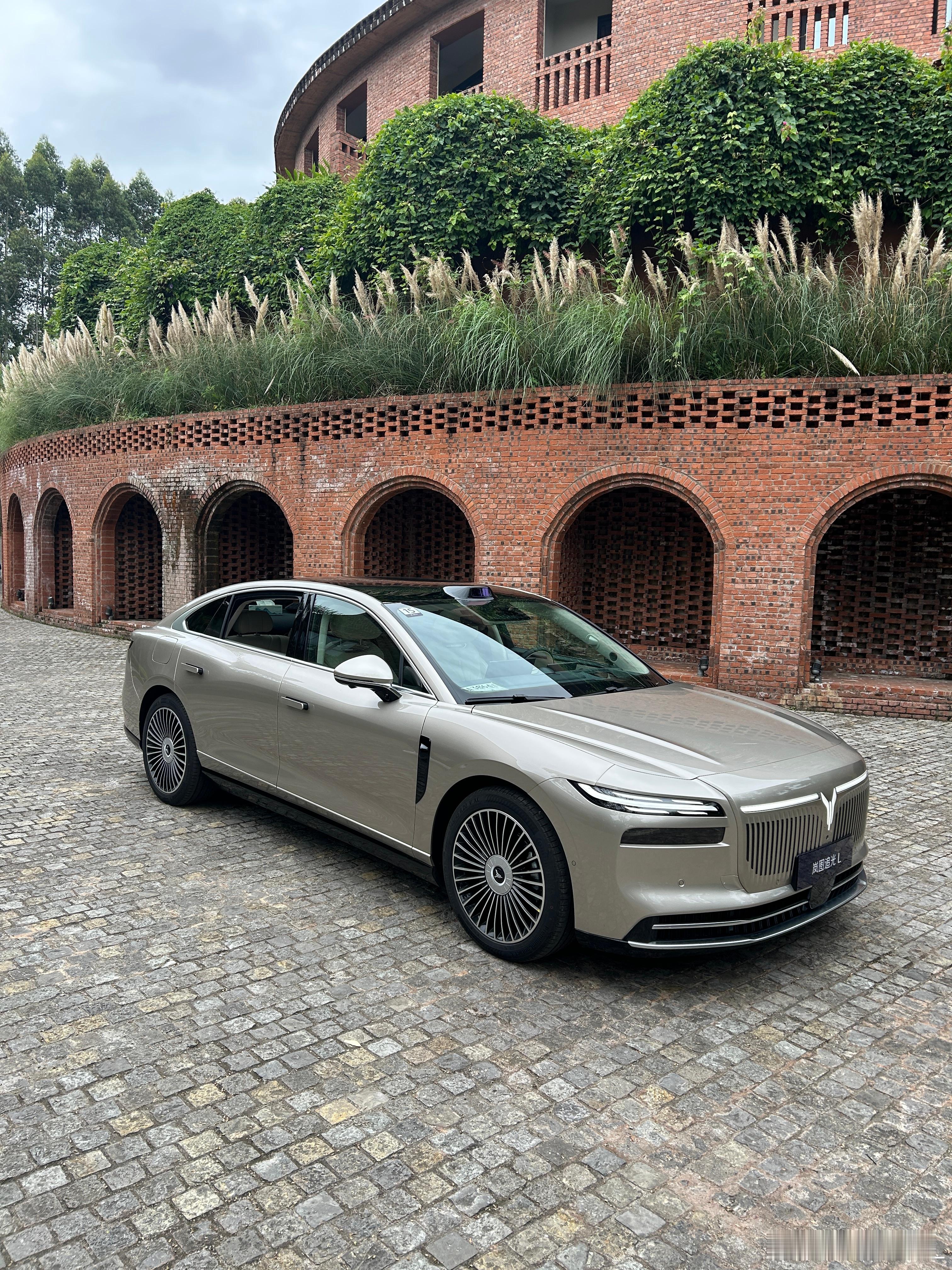 27.99万元—30.99万元，我觉得追光L这车，别说同价位了，跨价位都无敌，价