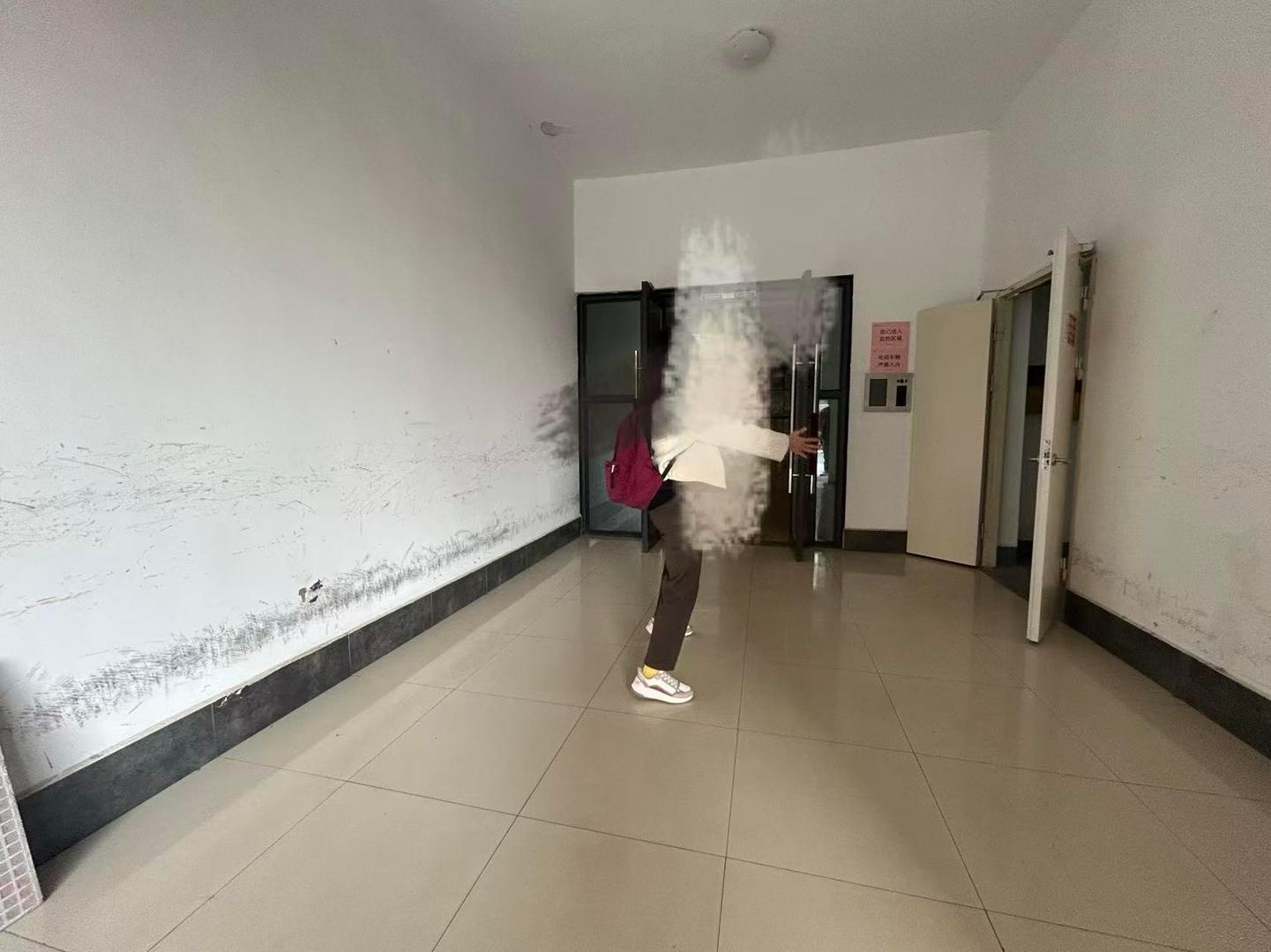 【3岁男童疑因单元楼下停放的送货三轮撞后身亡 车主方否认“车没熄火”，男童家属质