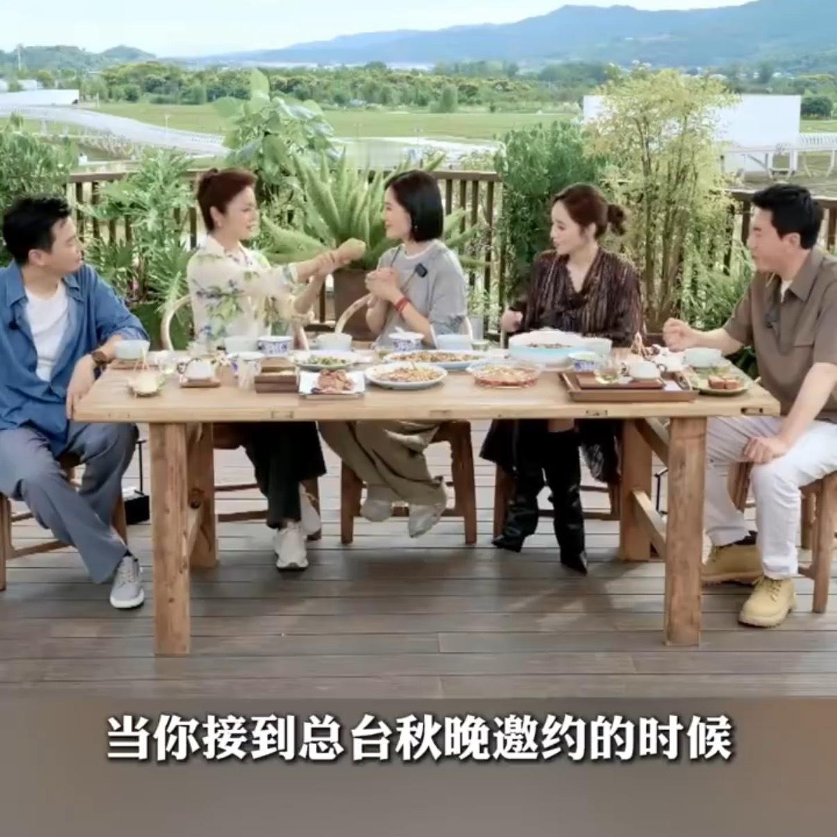 谢娜曾让团队不要声张主持央视秋晚俺们低调的娜姐昨天端庄的快不认识了，业务能力很在