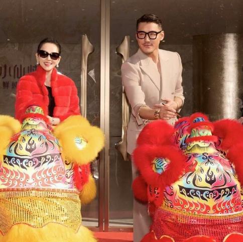 章子怡胡兵中年cp感  你还别说两人还真的好像啊！不过现实中哪有这么好看的中年。