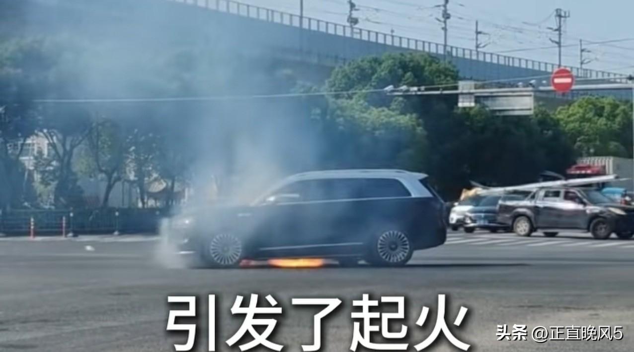 首次新能源汽车着火还能被救灭
问界m9被路上前车掉落的电机刺穿电池部分区域着火，