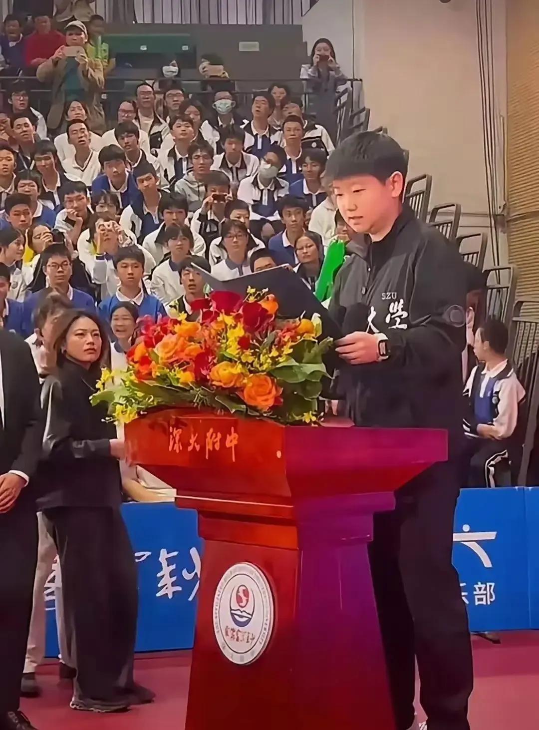 在深大附中演讲中
莎莎说：
我们都是普通人
只是选择的赛道不同
要选自己热爱的职