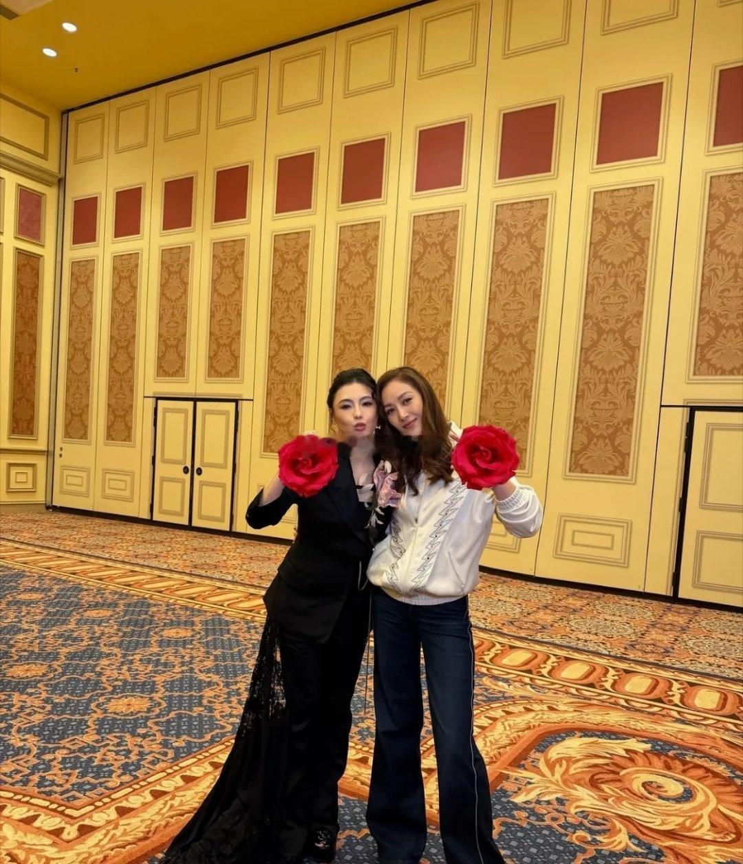 45岁的张柏芝和任达华老婆琦琦同框竟然没有什么优势，论美貌张柏芝是混血儿，漂亮是