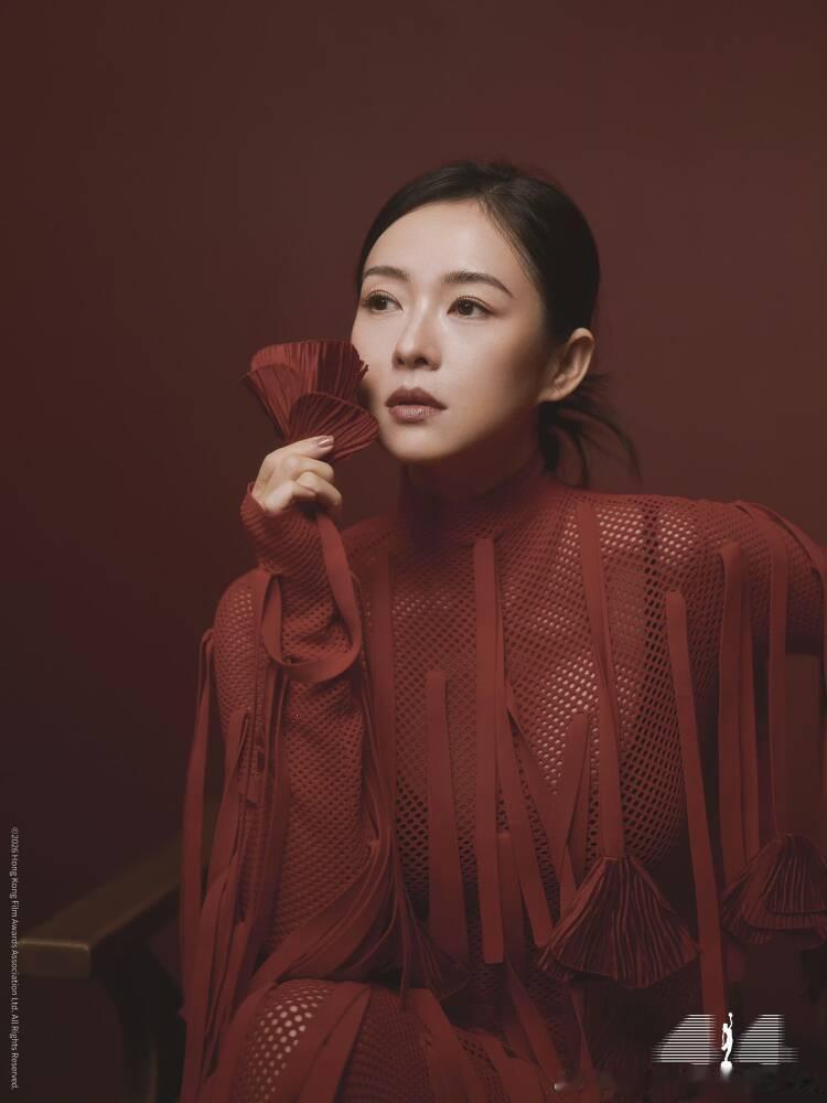 章子怡奖杯版脸颊比心 章子怡影后级再斩佳绩，一个月章子怡接连收获三项荣誉。虽然是