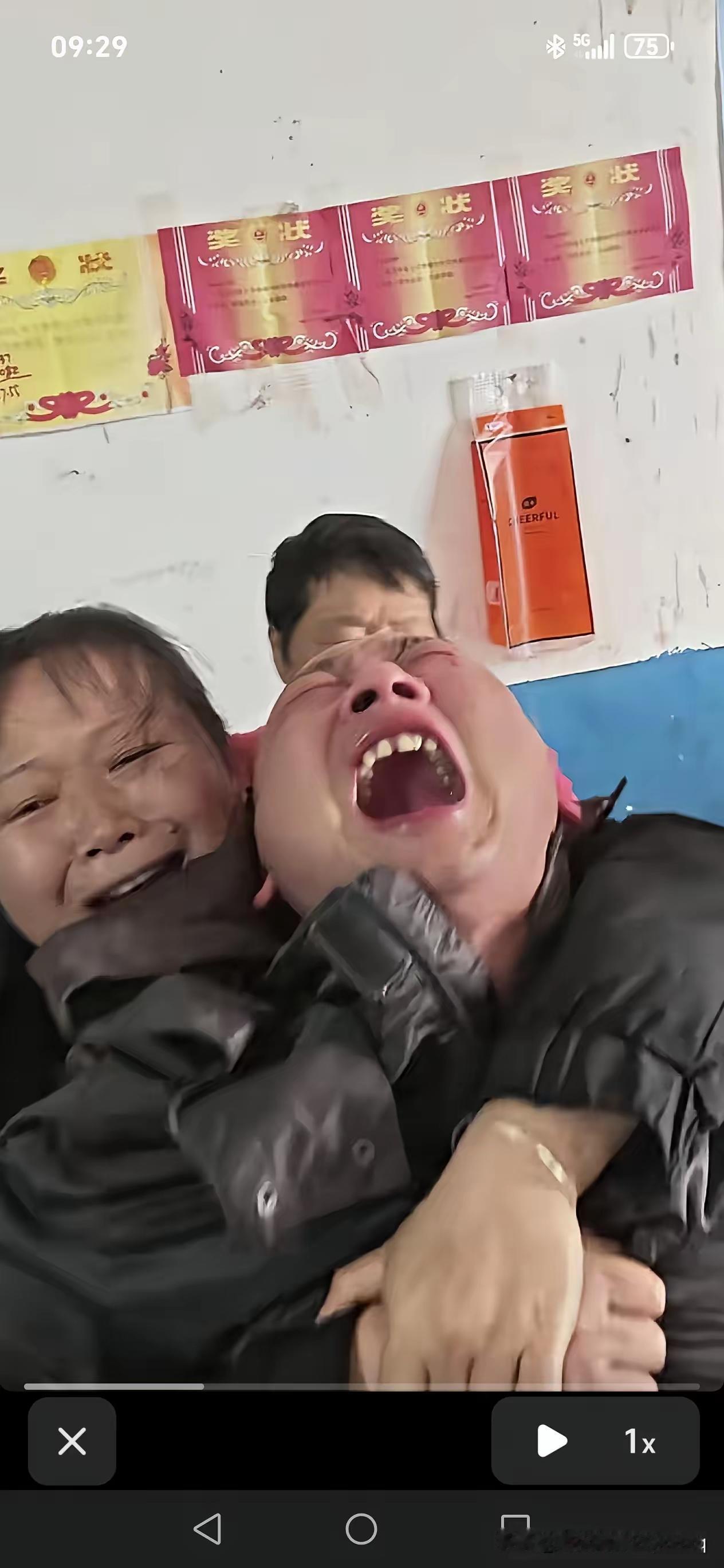 别等离别才懂珍惜，世间最痛是子欲养而亲不待
 
今天亲眼看到两个儿子对父亲的深深