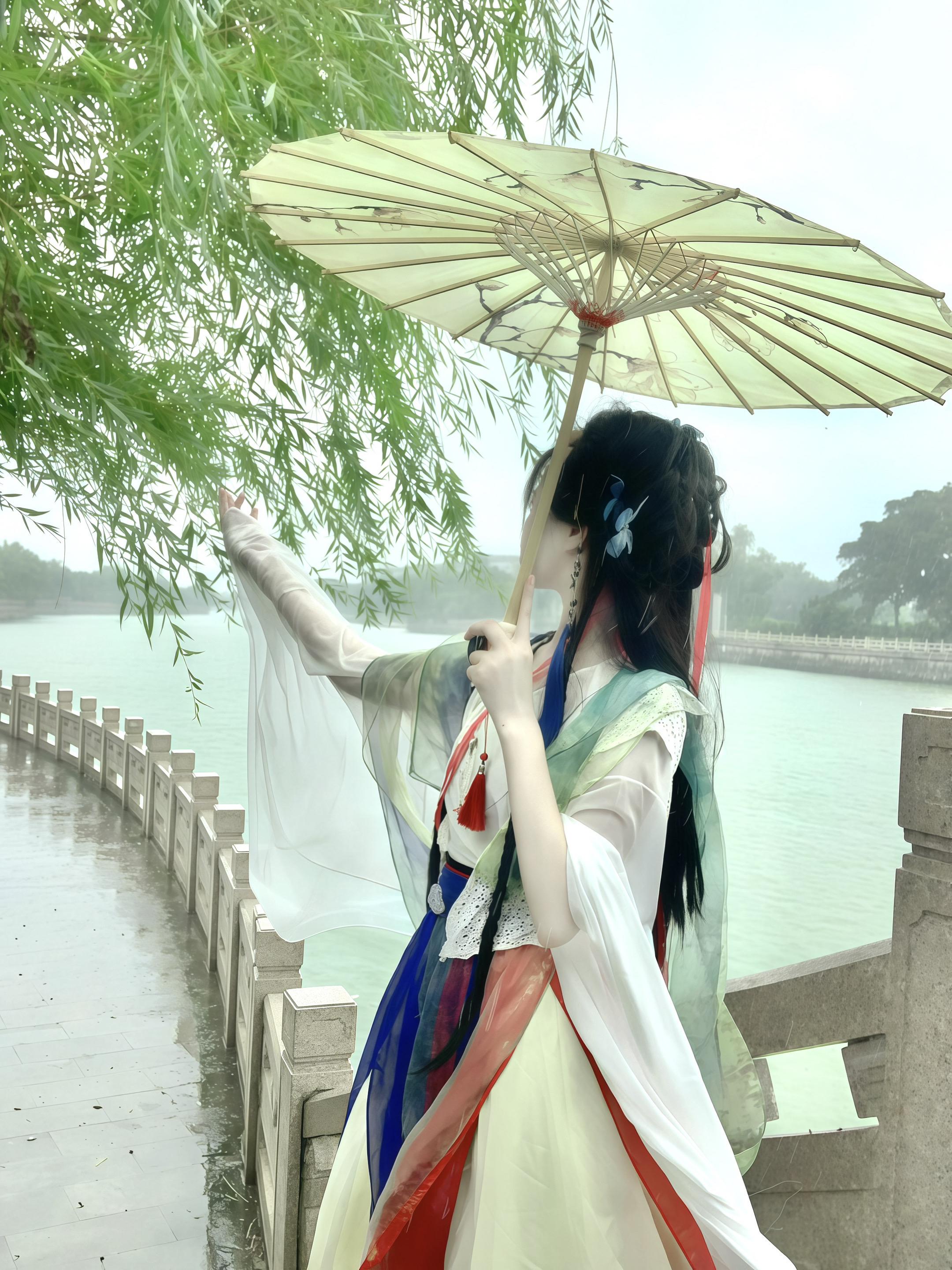 雨滴下鼓槌落 伞下路退却不能。