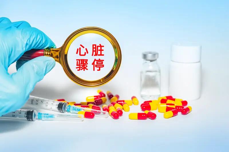 43岁的郭先生上班时以为只是普通背疼，没想到是猝死前兆，这可太吓人了！那天中午他
