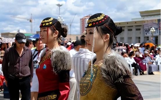 蒙古网友放狠话！要挟中国开放领空，否则就引进美军驻军——这脑回路比戈壁滩的沙子还