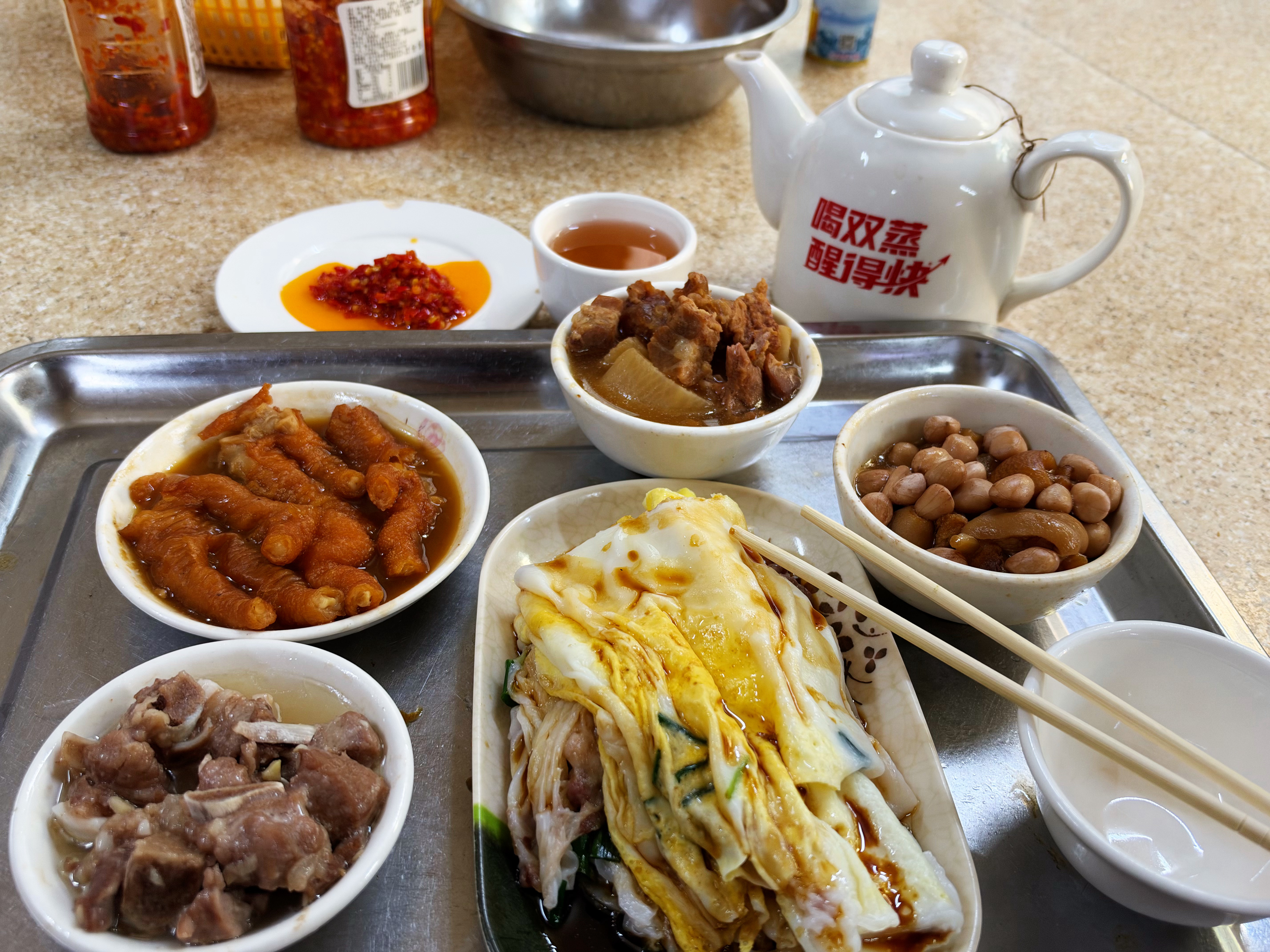 广式早茶，味道好，不便宜，不过我一直不太爱吃肠粉这种食物。  ​​​