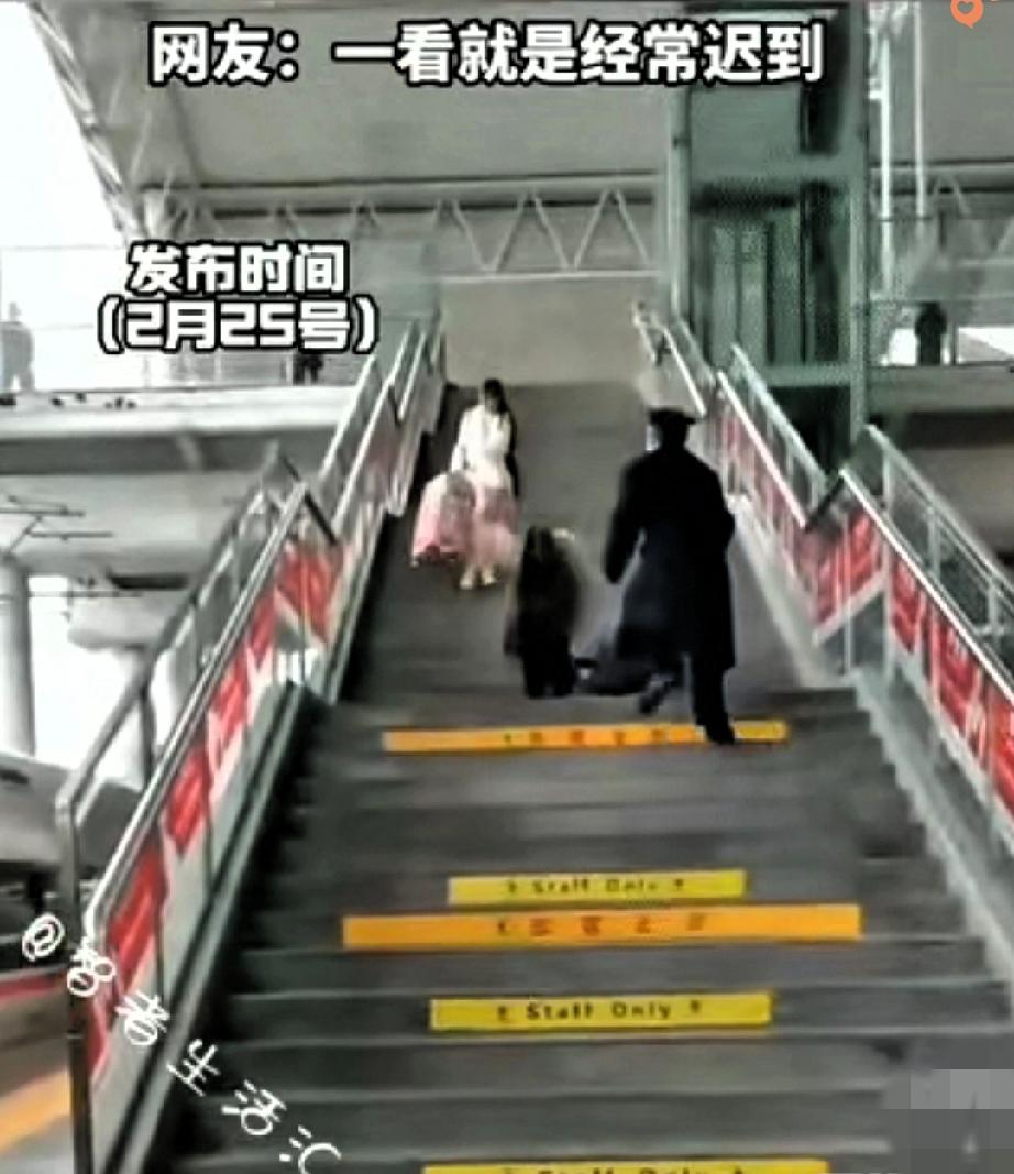 这波操作太圈粉！
列车员的小跑冲刺，才是旅途最暖的“定心丸”！
 
眼看着列车就