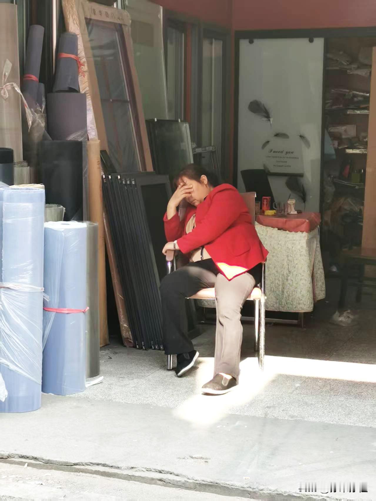 实体店的出路在哪里？
市场空荡荡的，门前冷落，不见人影；
又快月底了，
房租又得