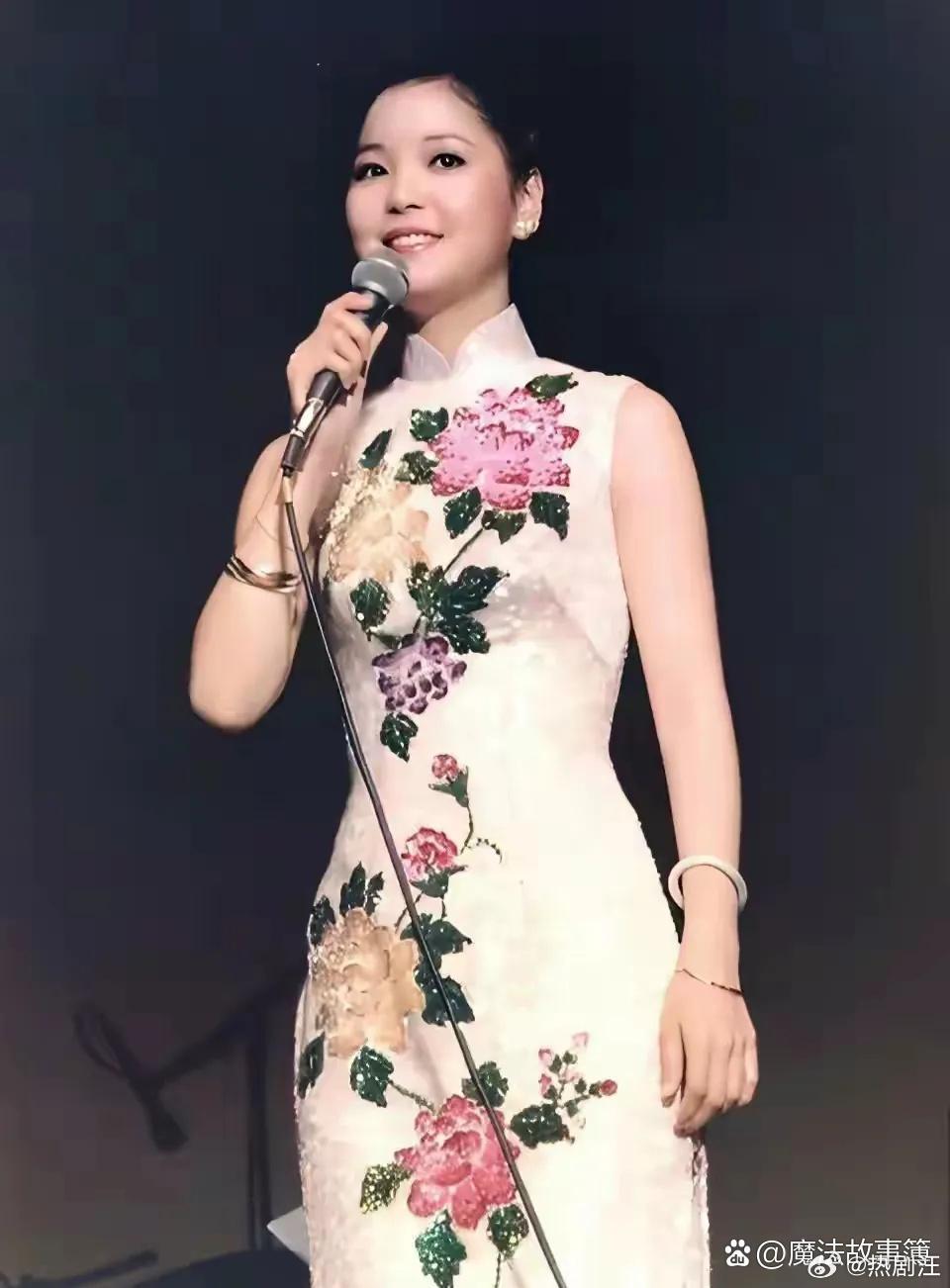 邓丽君的歌声和长相及身型，哪哪是我心目中的女神，你认同吗！ 