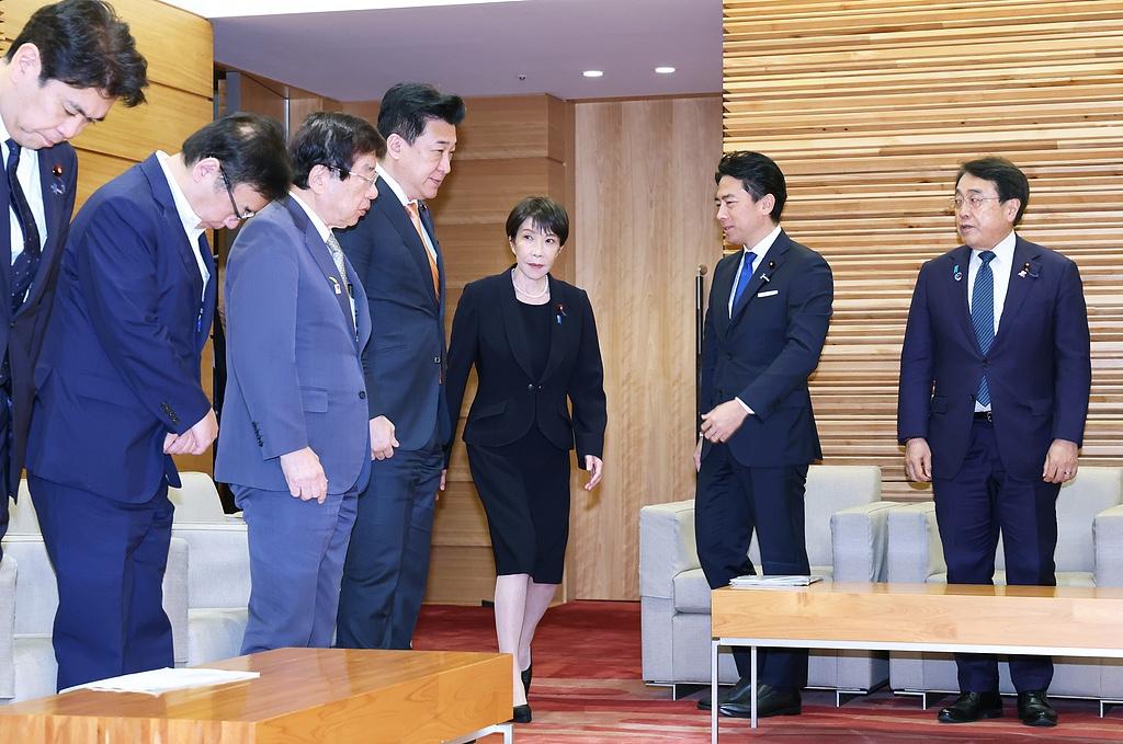 日本最新防卫白皮书，藏着高市早苗的四大狼子野心，每一个都狠毒无比。
第一是给中国