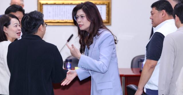 别看就8个人登机，这一架飞机抵得上十个航母战斗群！你真以为这就是一次普通参访、走