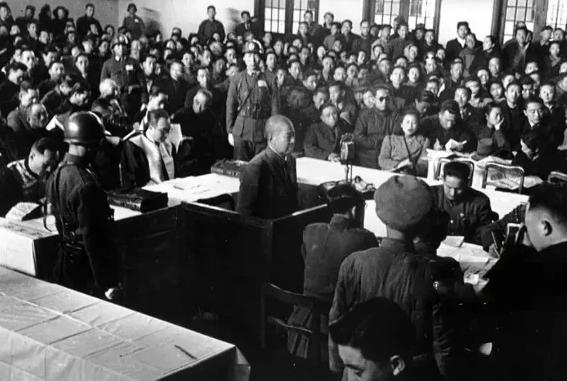 1938年1月，日本军官到华东照相馆冲洗，砍杀中国军民和奸侮中国妇女的照片，罗瑾