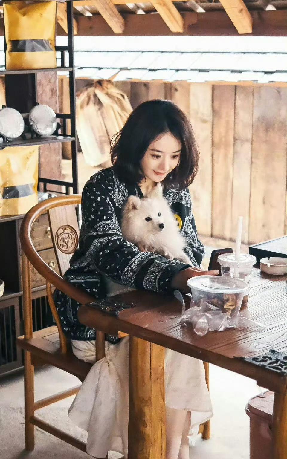 赵丽颖的日常随拍，才是真的“松弛天花板”
 
 
没有聚光灯，没有精致妆造，镜头