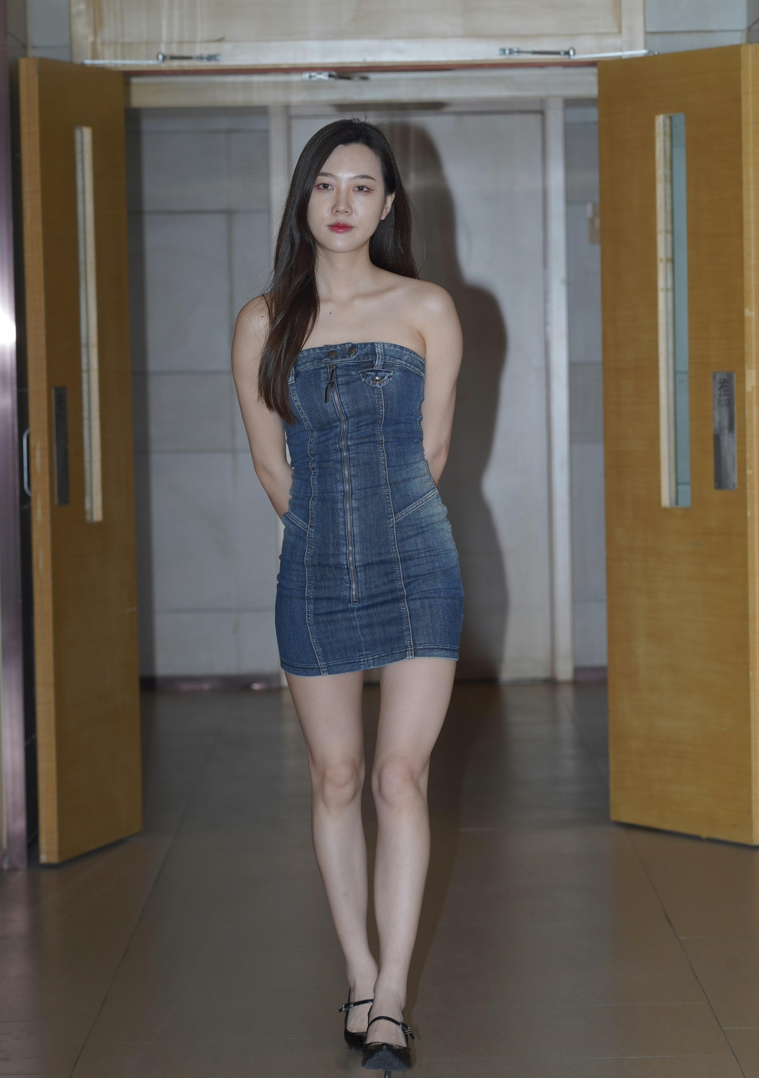 漂亮的牛仔裙女孩 ​​​