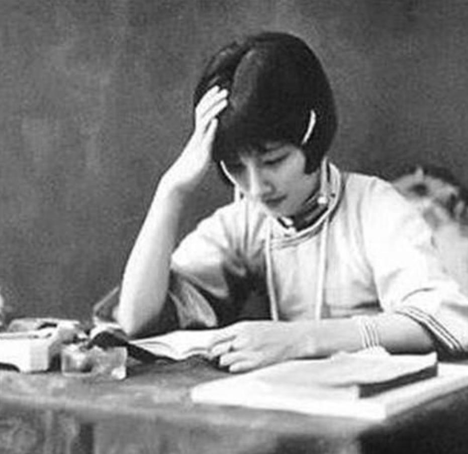 1929年的一个夜晚，徐志摩从青楼出来，回到家里，还给陆小曼汇报，找了三四个姑娘