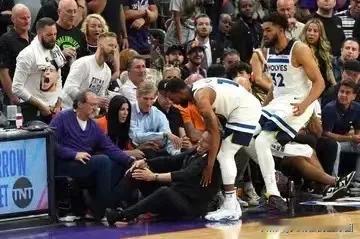 据ESPN消息人士透露：芬奇与康利相撞后导致右髌骨肌腱断裂，他将在周三接受手术，