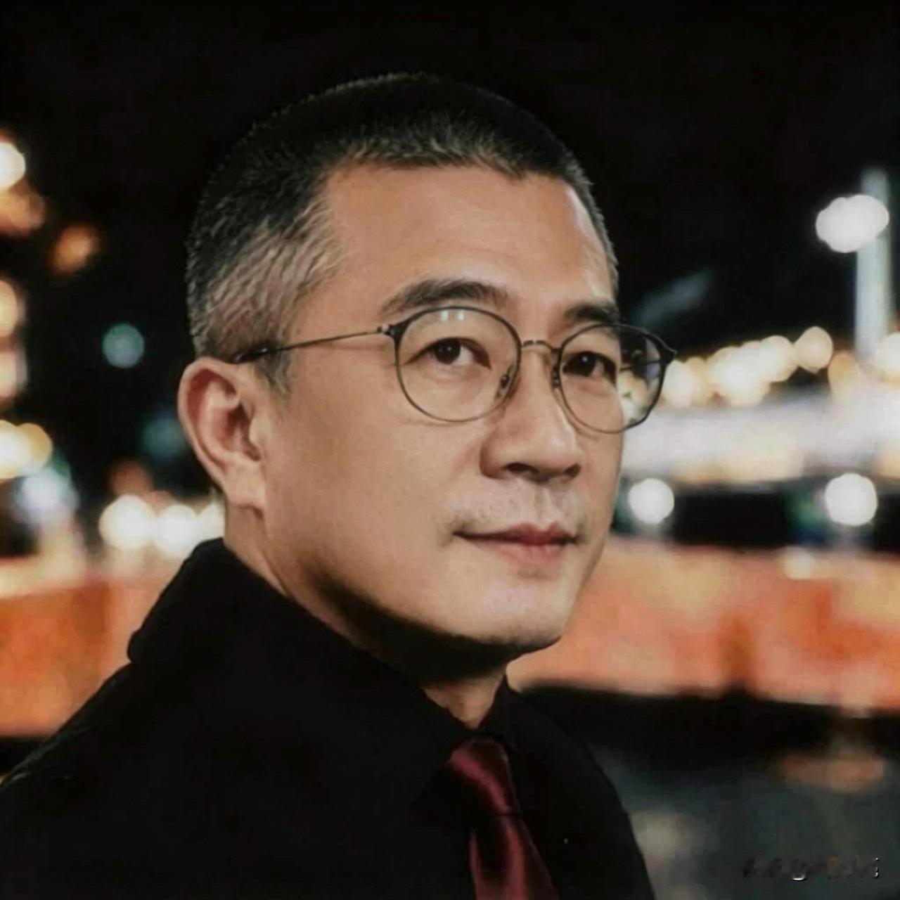 过去一直是我爱人当家，
现在不一样了。
自从退休以来，
她就主动让位了。
爱人每