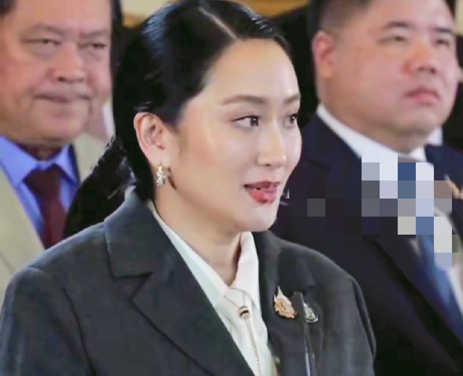刚看到新消息，泰国前总理他信的女儿佩通坦突然宣布辞去为泰党党首职务，这事儿瞬间炸