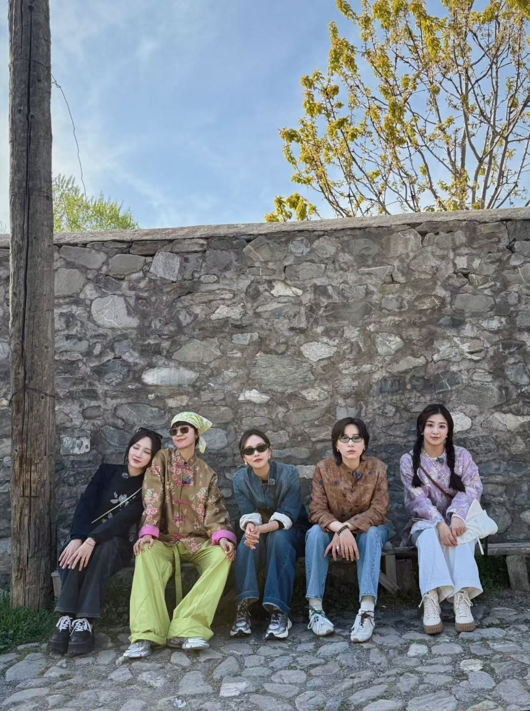 谁能收走郁可唯的头巾浪姐1姐姐阿塞拜疆录综艺，郁可唯头巾多到离谱，还向孟佳炫耀，